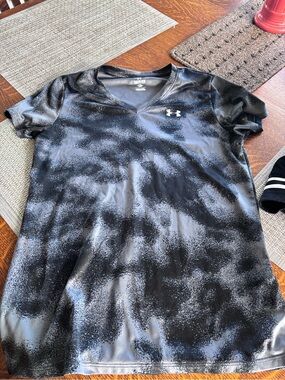 Under Armour Women's Black and Gray Speckled V‑Neck Athletic Top
